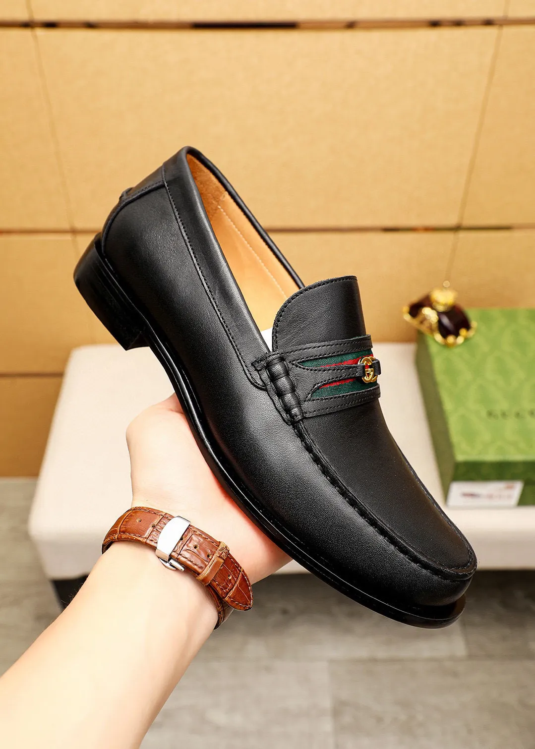 Men's shoes 💰460 💐 Product trademark: GUCCI "Gucci" casual leather shoes Regular size: 38-44 (45.46.47🉑️customized) Product materials: Selected imported first-layer calfskin upper + classic hardware buckle, imported cowhide leather lining. Strong three-dimensional visual effect, original combination outsole Color: 2⃣️colors available